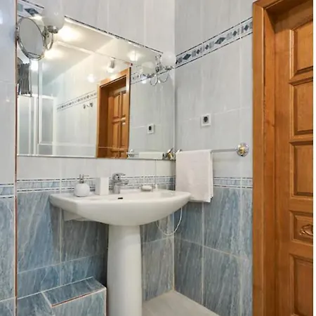 идеальная ванна для двоих ,парковка, Metro Apartment